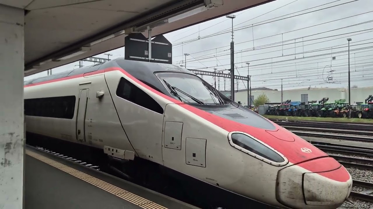 Einfahrt Sonder-EuroCity 13496 & Abfahrt Sonder-EuroCity 13491 am 02.11.2025 in Buchs