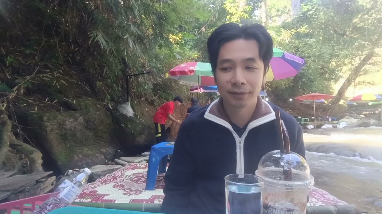 ไปริเวอร์ร็อคคาเฟ่กับกินข้าววิวน้ำตกกัน