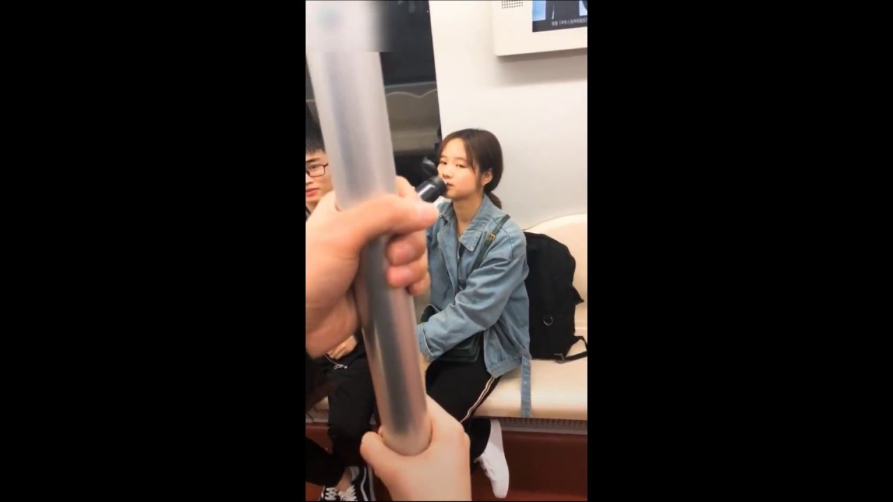 抖音Tik Tok 点赞过万  地铁撩人合集 地铁爱情故事  When in the subway， What do couples play in china?