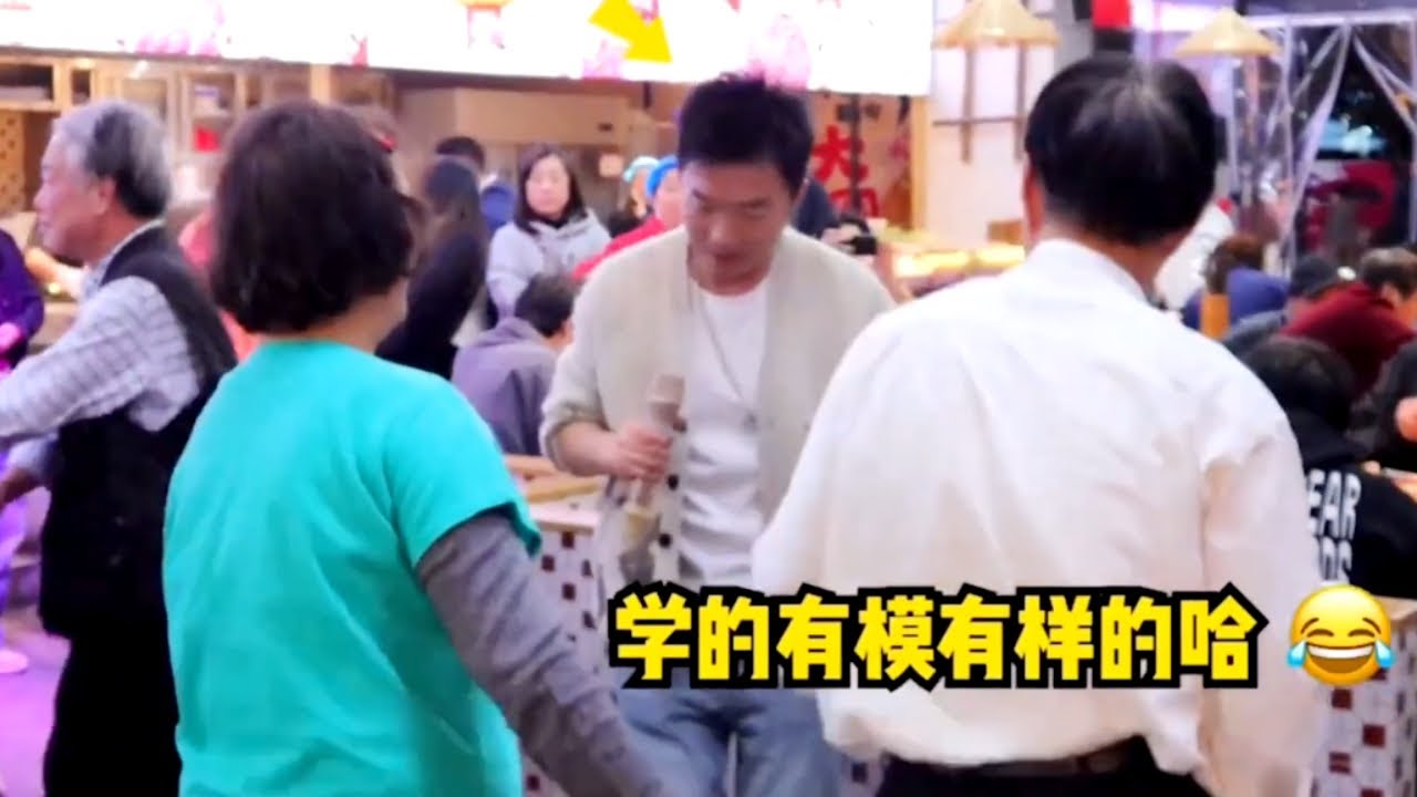 来自马来西亚的叔叔阿姨伴舞，美女一开口现场氛围感直接拉满……