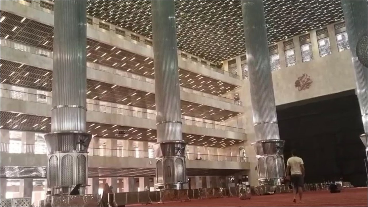 Alhamdulillah Melaksanakan Ibadah Sholat Di Masjid Istiqlal Yang Megah Dan Besar