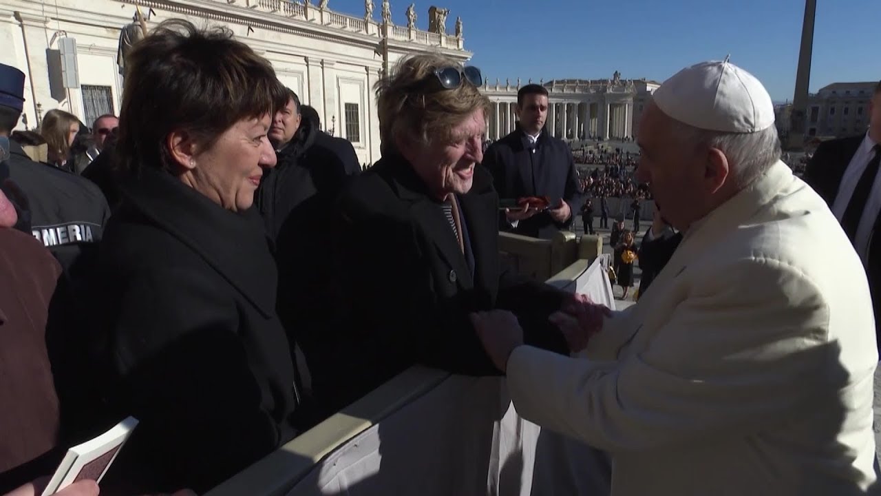 El Papa saluda al actor y director Robert Redford