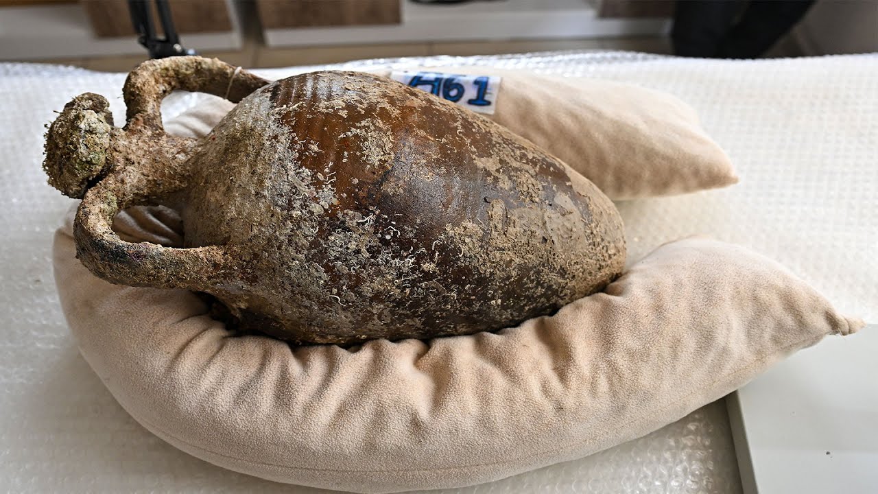 Kaş açıklarındaki su altı kazısında ağzı açılmamış amfora bulundu