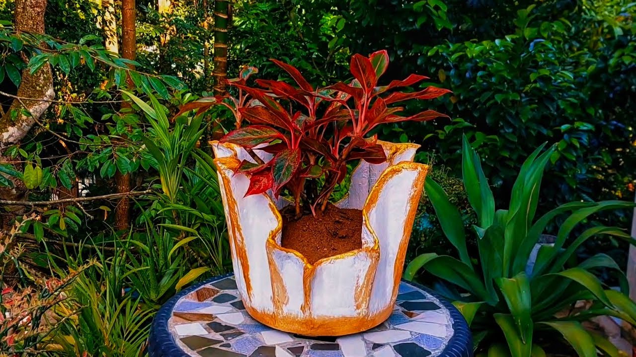 Don't throw the towel: Turn it into a beautiful flowerpot | DIY planter 