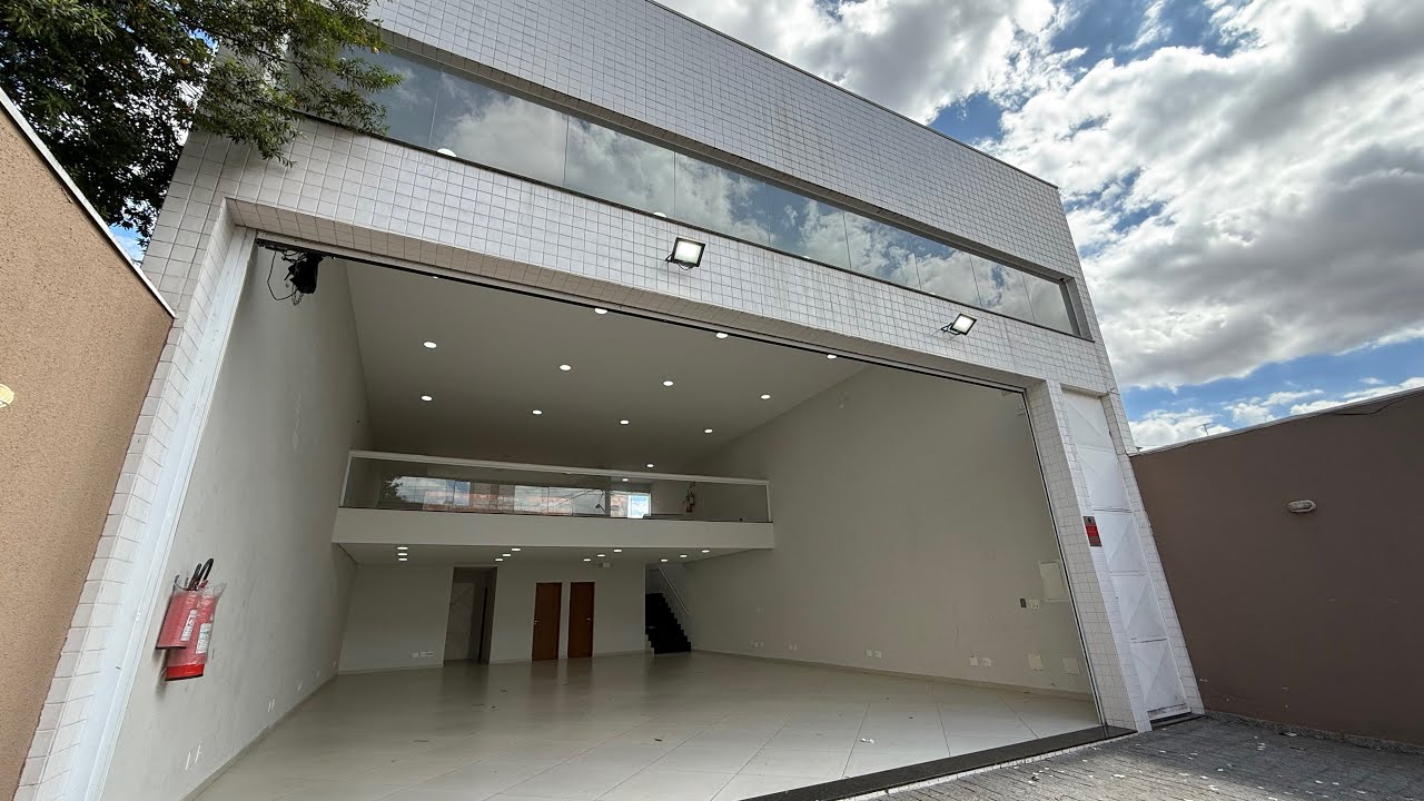 Galpão na Rua Guarulhos — 270m² com Mezanino, 2 Portões Automáticos e Área Aberta nos Fundos!