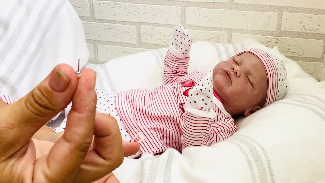 💙 Cómo ponerle los pendientes a tu Bebé Reborn