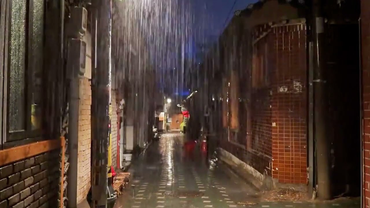 An alley on a rainy day, with the sound of rain, falling asleep in 1 minute #rainsounds #asmr #rain
