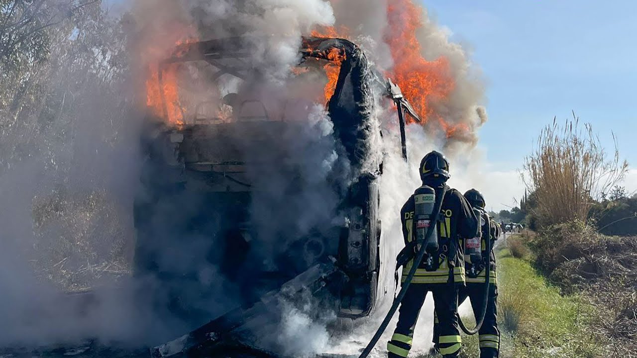 Pullman ARST a fuoco durante il servizio: illesi conducente e passeggeri