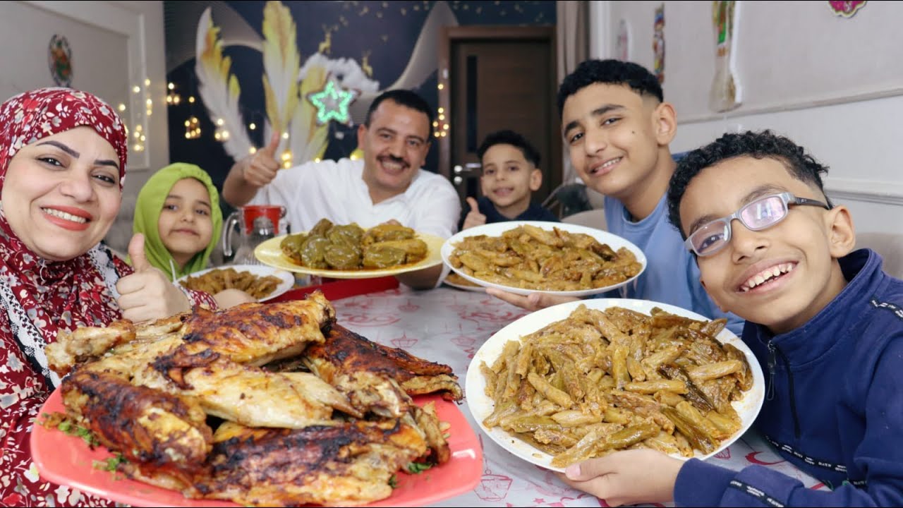 سفره فطار اخر يوم رمضان حلل المحشي المشكله والملفوف وجنحه الرومي العملاقه طلع لا بينا ع شغل العيد