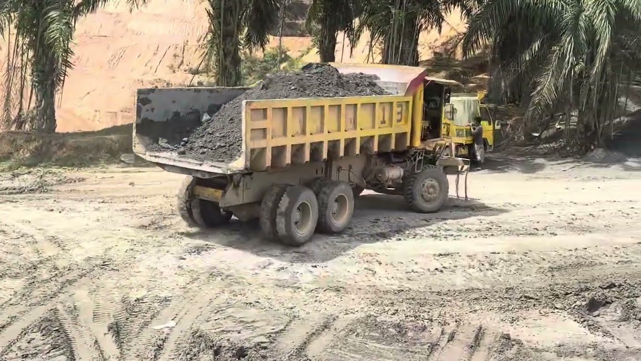 Take a look at how they removed the mud stuck to the truck.