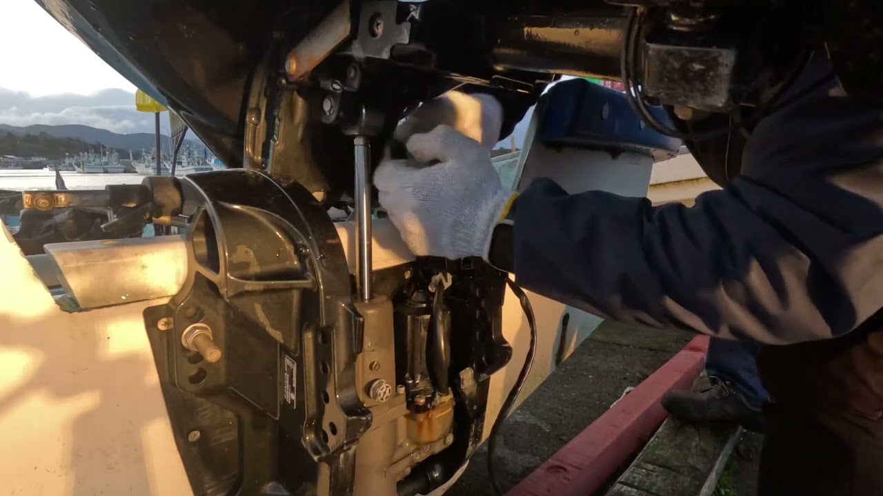 函館 スズキ船外機 DF60A チルトモーターの交換