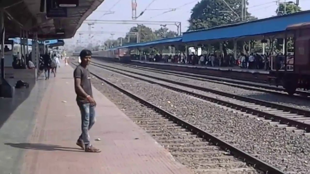 22894 Howrah-sai ngr shirdi express arriving akola jn