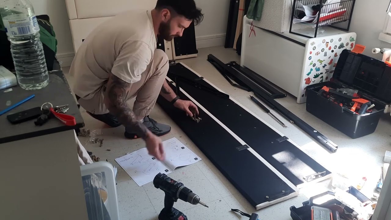 Montage de lit coffre pour une personne.