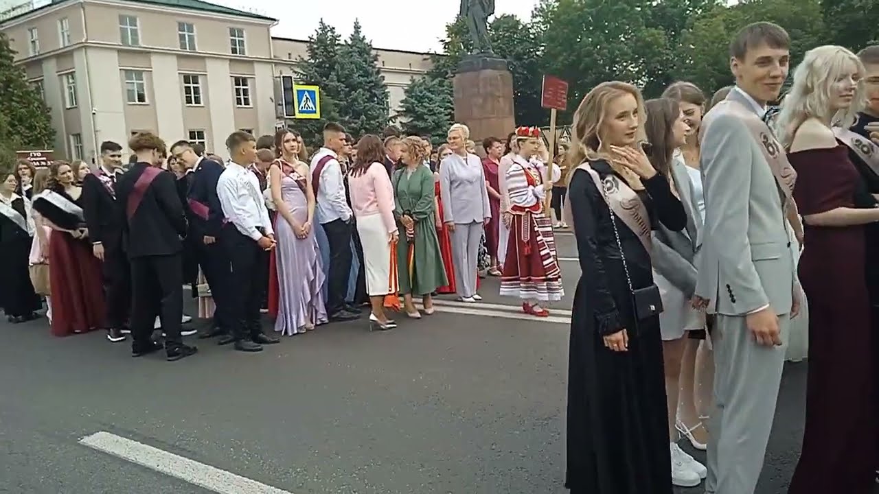 Алые паруса проплыли над Брестом. Оркестр, мажоретки и конечно же, выпускники!! 🎈🎈🌹🌹👋👋