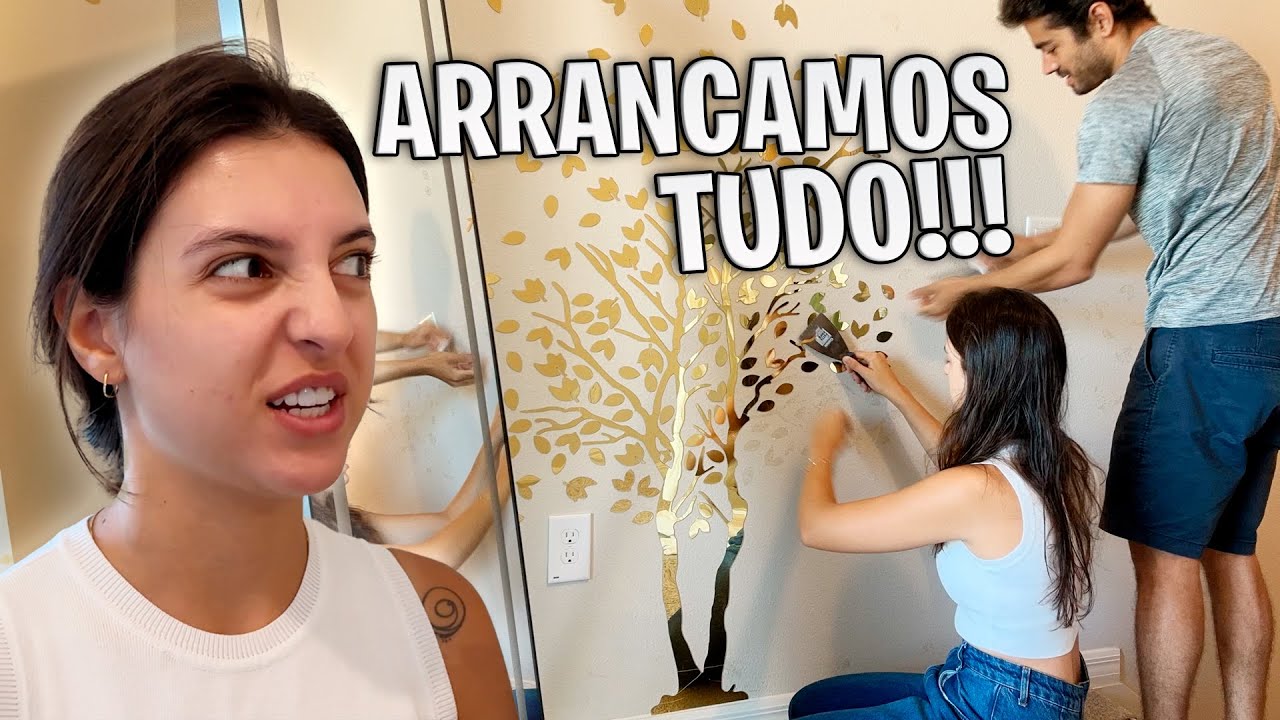 Tiramos toda essa decoração da parede! Usei um produto sensacional
