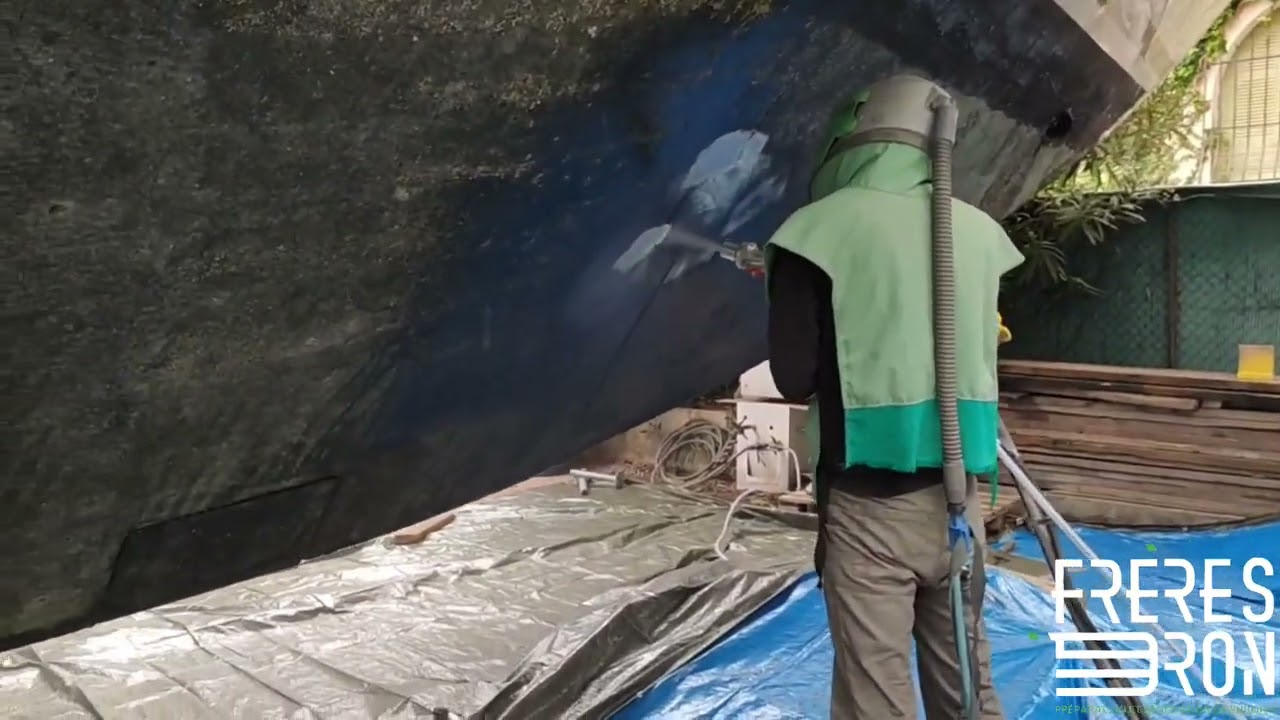 Car&eacute;nage, a&eacute;rogommage antifouling et mise en primaire du bateau