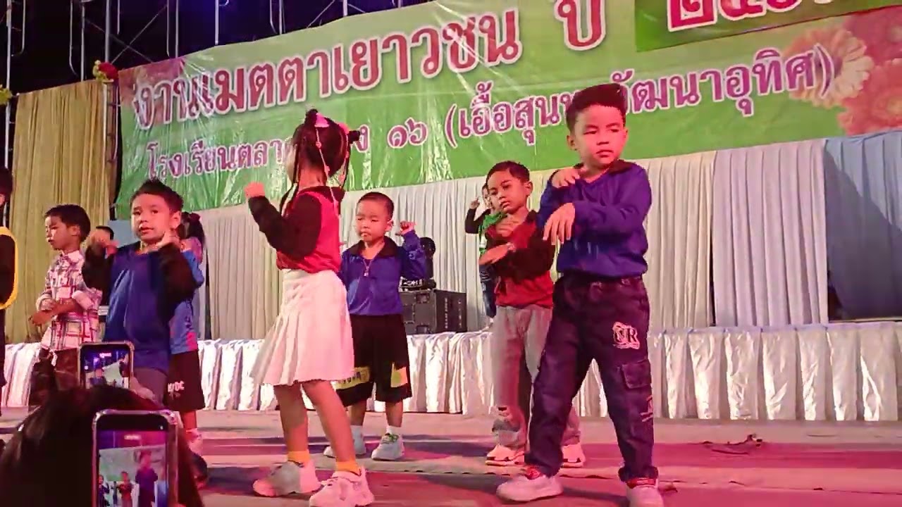 แสดงหน้าเวที ครั้งแรก