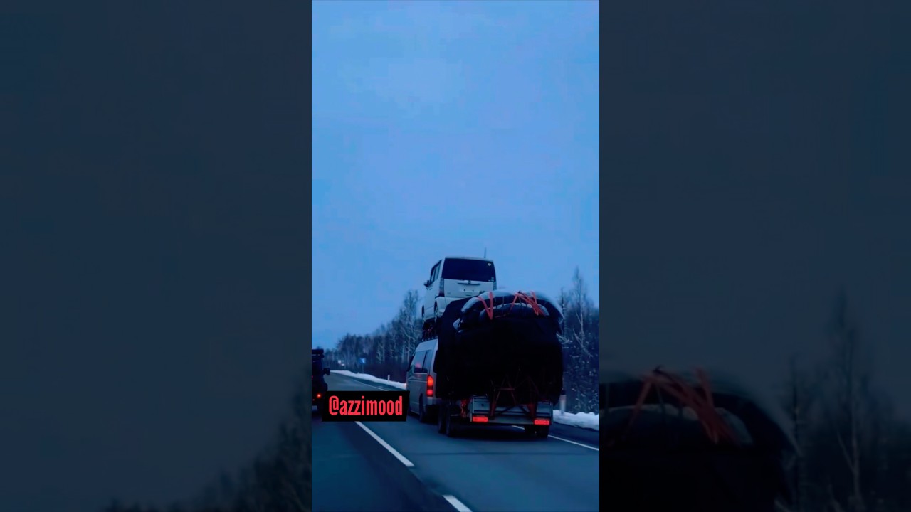 Дико загруженный Тойота Хайс с полным прицепом заметили на федеральной трассе со стороны Приморья.