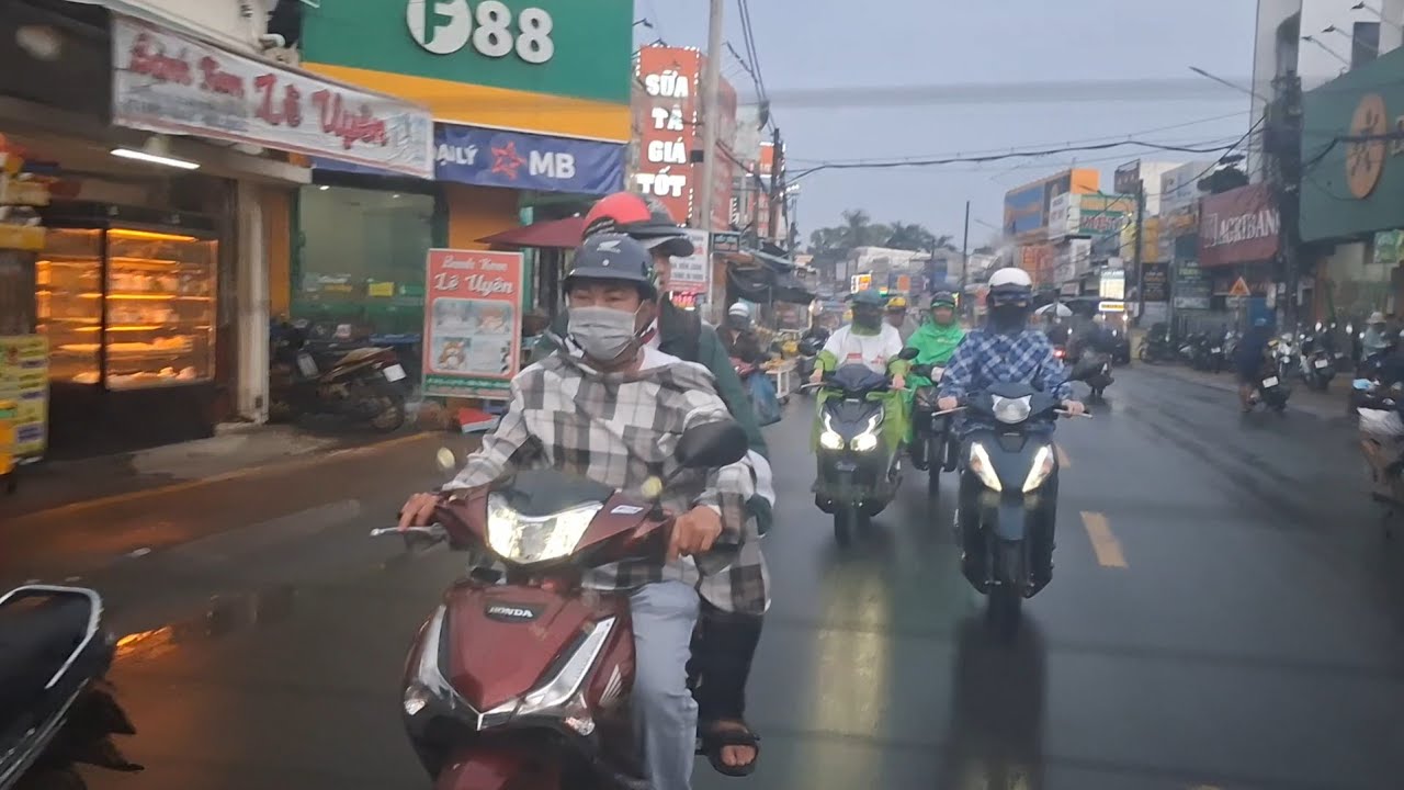 Hành trình về quê ăn Tết sáng 28 Tháng Chạp
