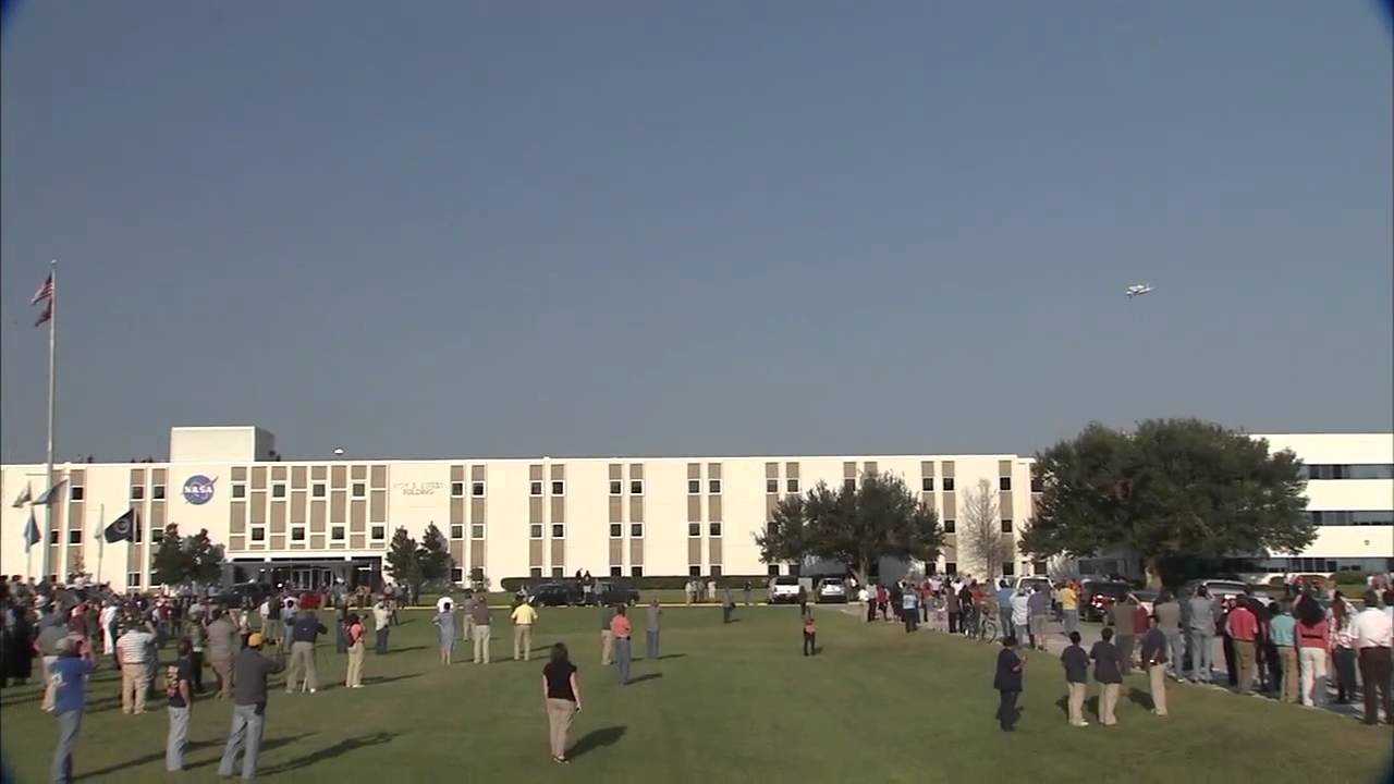 Space Shuttle Endeavour Conducts Flyover of Stennis Space Center