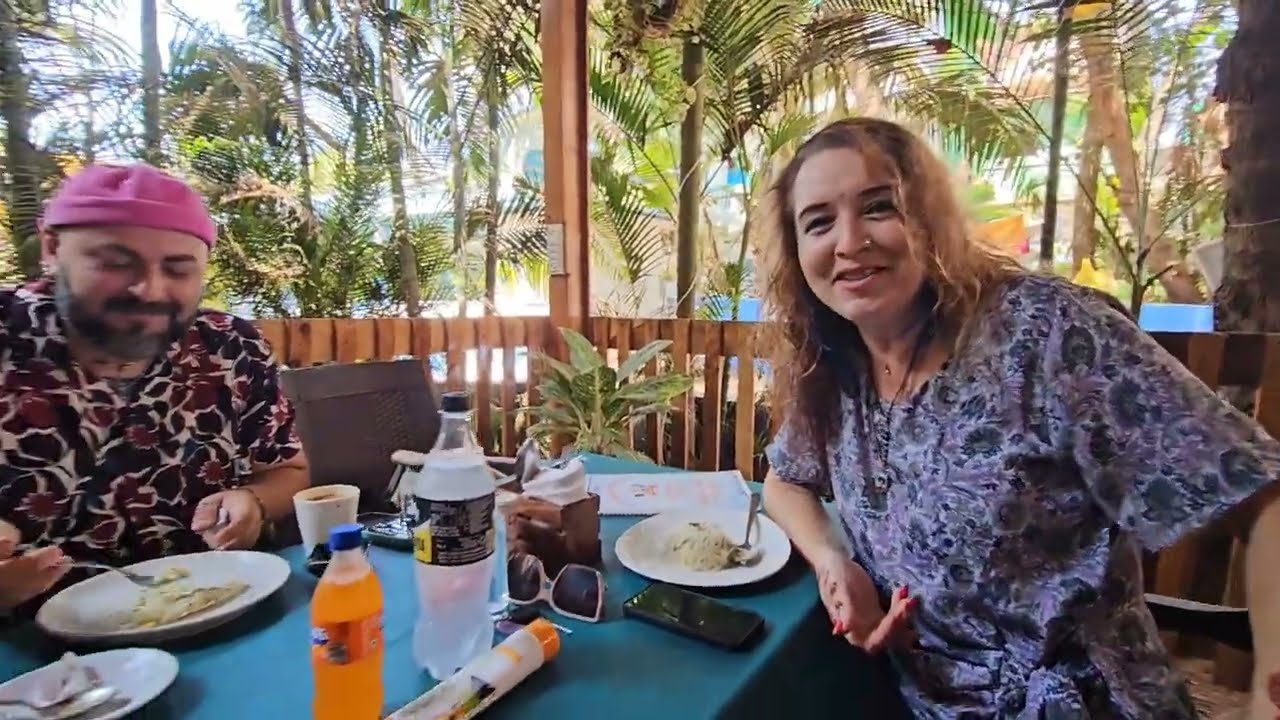 С Мариной и Сашей за хозяйственными покупками. Муж на час помогает мне повесить простыню. Арамболь.