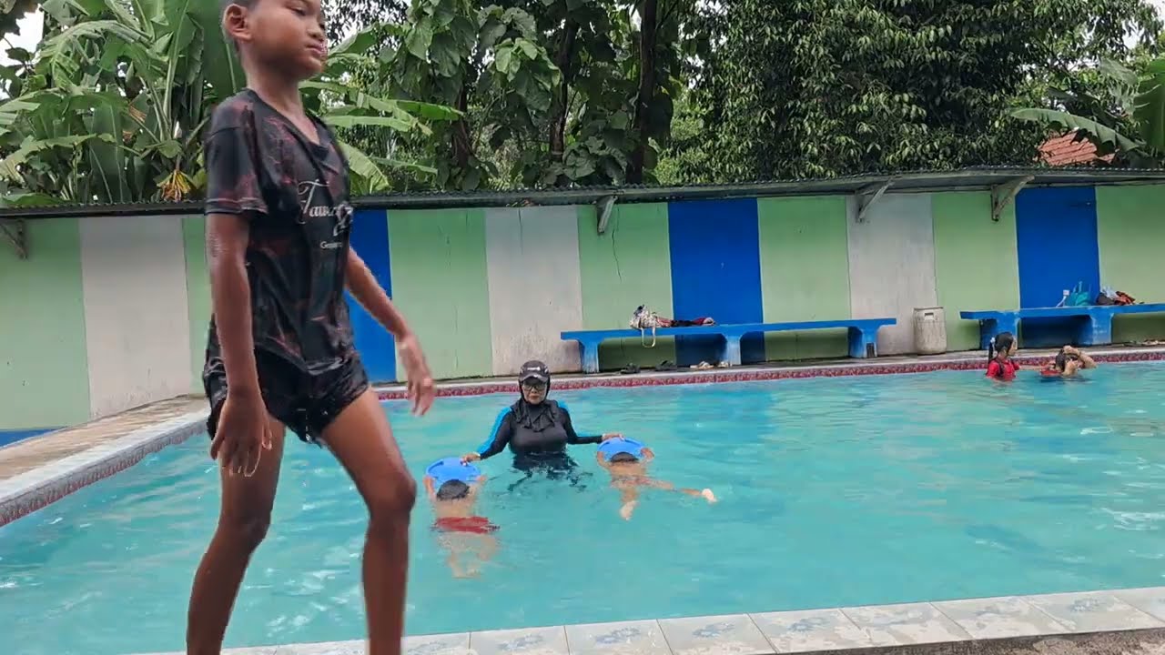 Serius Berlatih! Mas Kembar Latihan Renang dengan Coach Profesional!