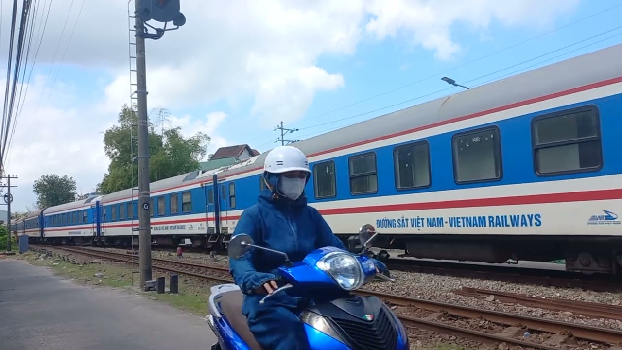 [5639 - Tết Bính Ngọ] D19E - 918 kéo tàu SE3 thông qua ga Thanh Khê trên đường rẽ (12.02.26 - 11h13)