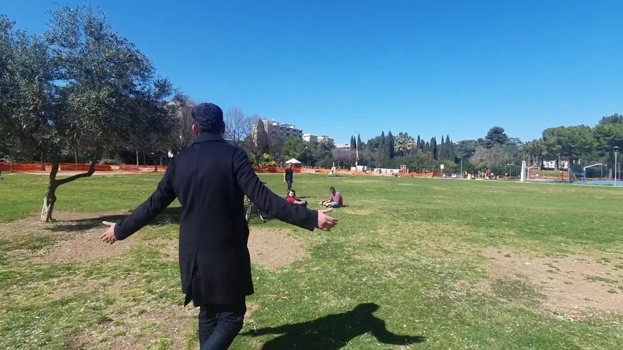 Coronavirus, il sindaco di Bari rimprovera i ragazzi nel parco: 