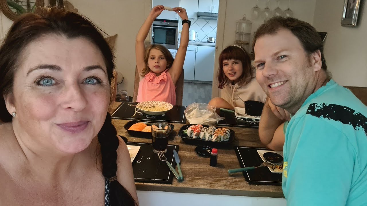 Aftenhygge med Sushi🍣LEGER gæt et dyr🐘Rejechips m. spagetti🧐