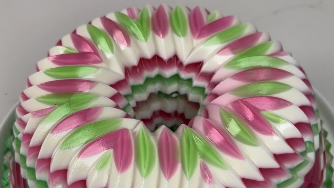 making a Wicked style jelly cake 🍓🥝🩷💚 #asmr #jellycake #dessert #sweet #jelly 