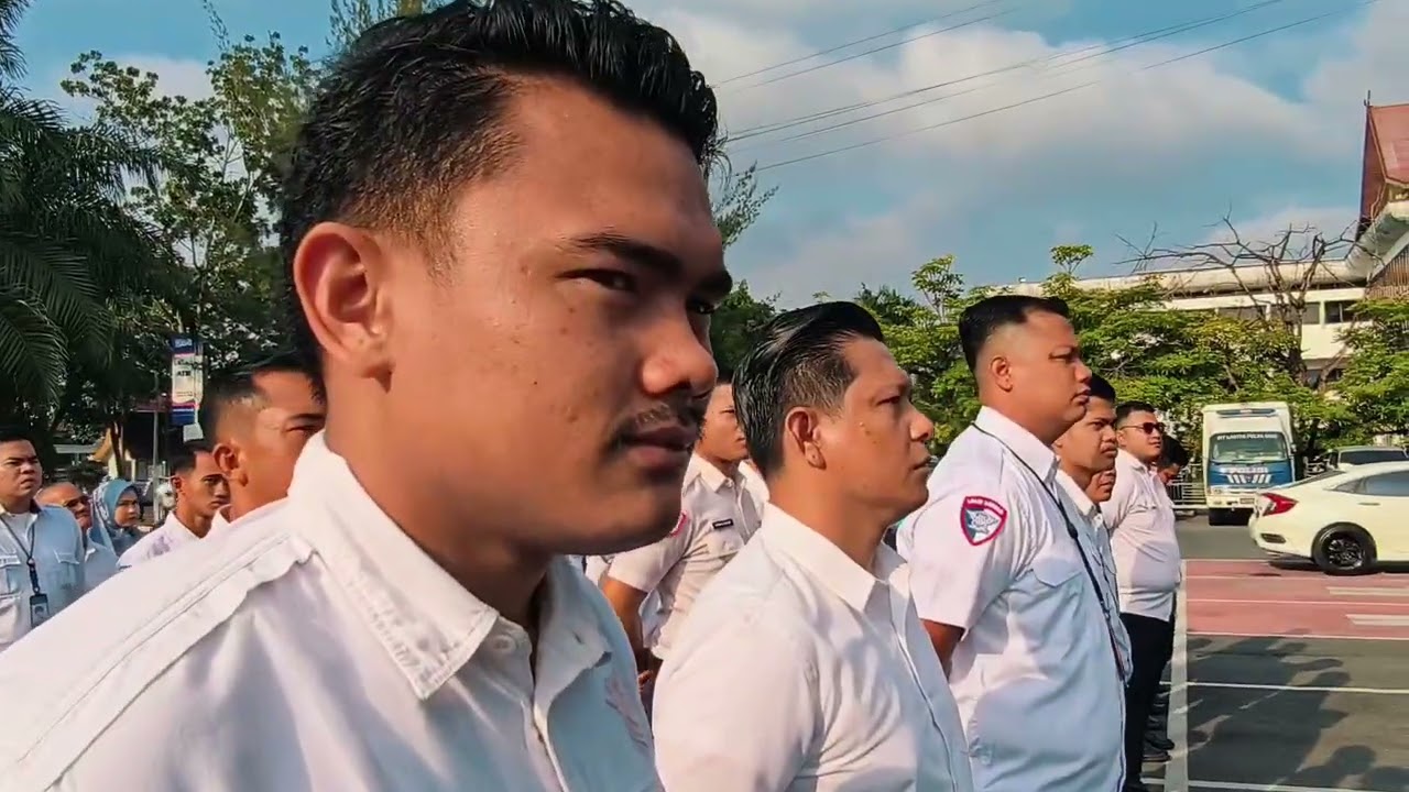 Dirlantas Polda Riau pimpin Apel Pagi Personel Ditlantas Polda Riau di Samsat Kota Pekanbaru.