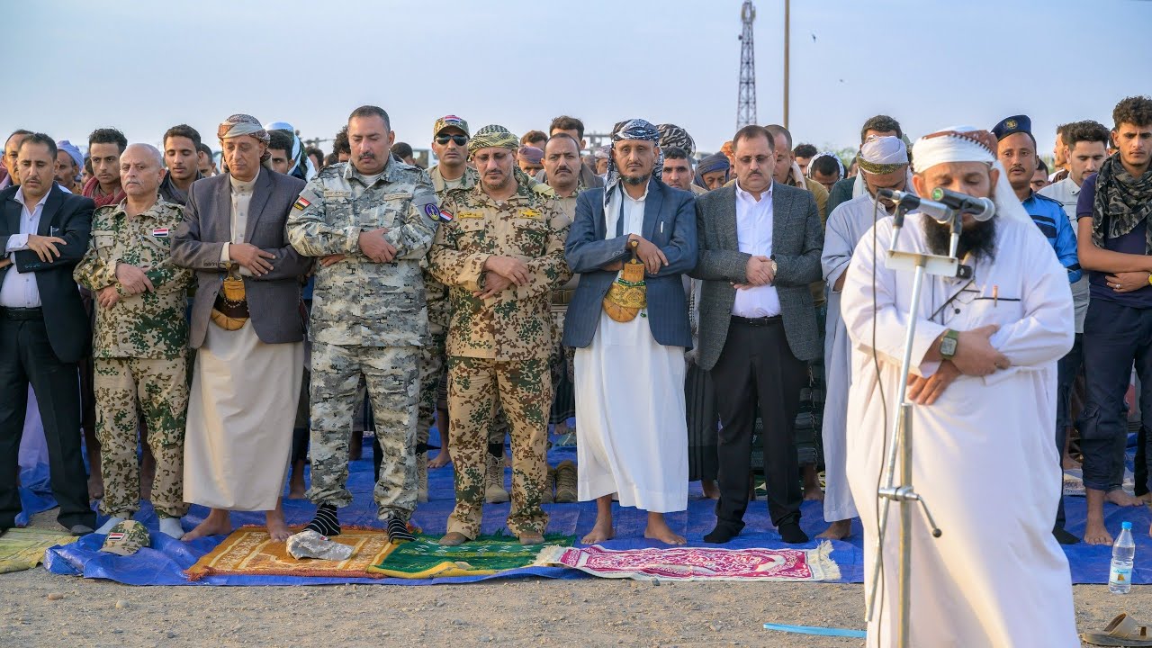 طارق صالح يؤدي صلاة عيد الفطر المبارك مع جموع المواطنين في المخا