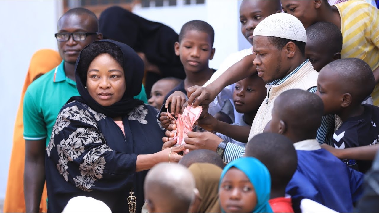 DKT.KELLENROSE RWAKATARE ASAIDIA UJENZI NYUMBA ZA IBADA(@Katalina691