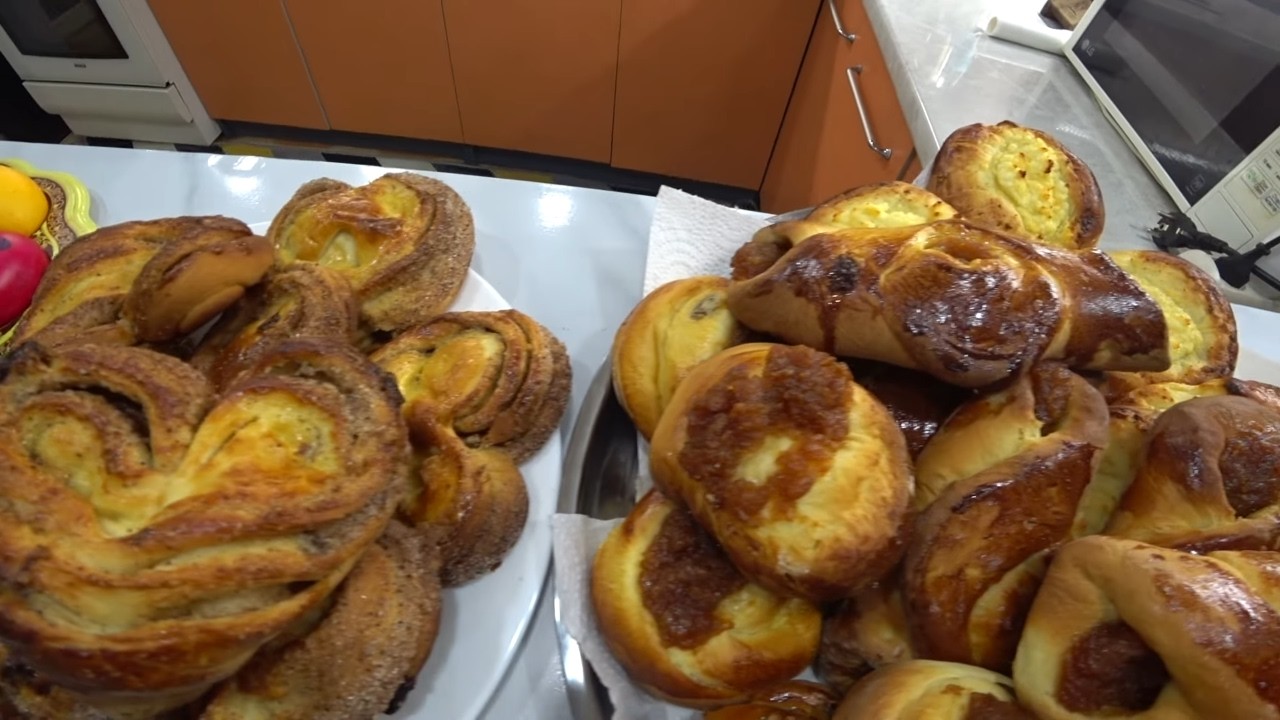 ПЕКУ ПУХОВЫЕ БУЛОЧКИ по МАМИНОМУ РЕЦЕПТУ с ТВОРОГОМ с ПОВИДЛОМ и КОРИЦЕЙ/ЛЮБЛЮ ТАКИЕ ФОРМЫ БУЛОЧЕК