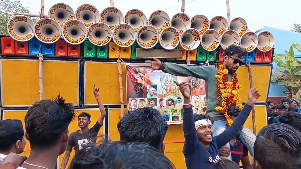 সুরঝংকার সাউন্ড এর মেন অপারেটরকে তুলে নাচাচ্ছে দেখো বন্ধুরা মনসা পূজো উপলক্ষে (পুকুরিয়া)