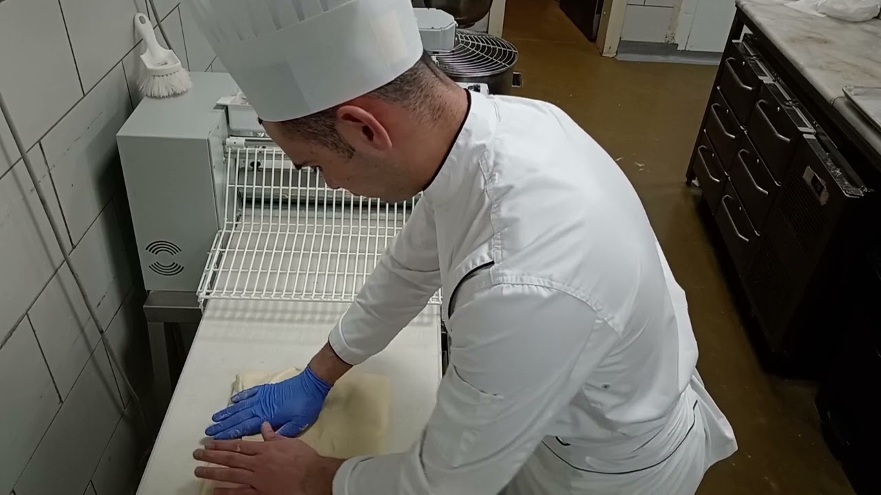 طريقة سهله لي توريق عجنة الكرواسون 🥐👌