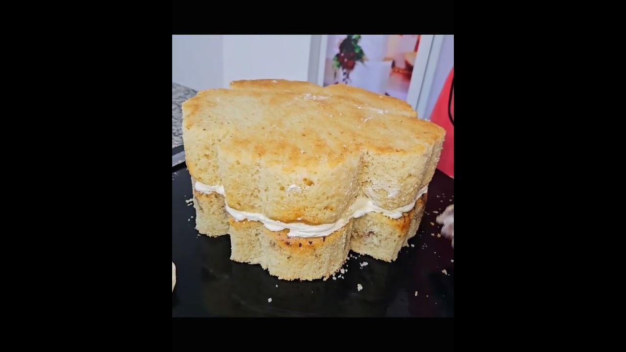 Making of a beautiful flower cake