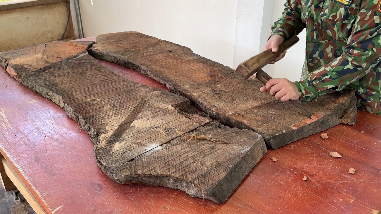Watch and You'll Be Amazed! This Creative Guy Transforms Worthless Old Wood Into Woodworking Art