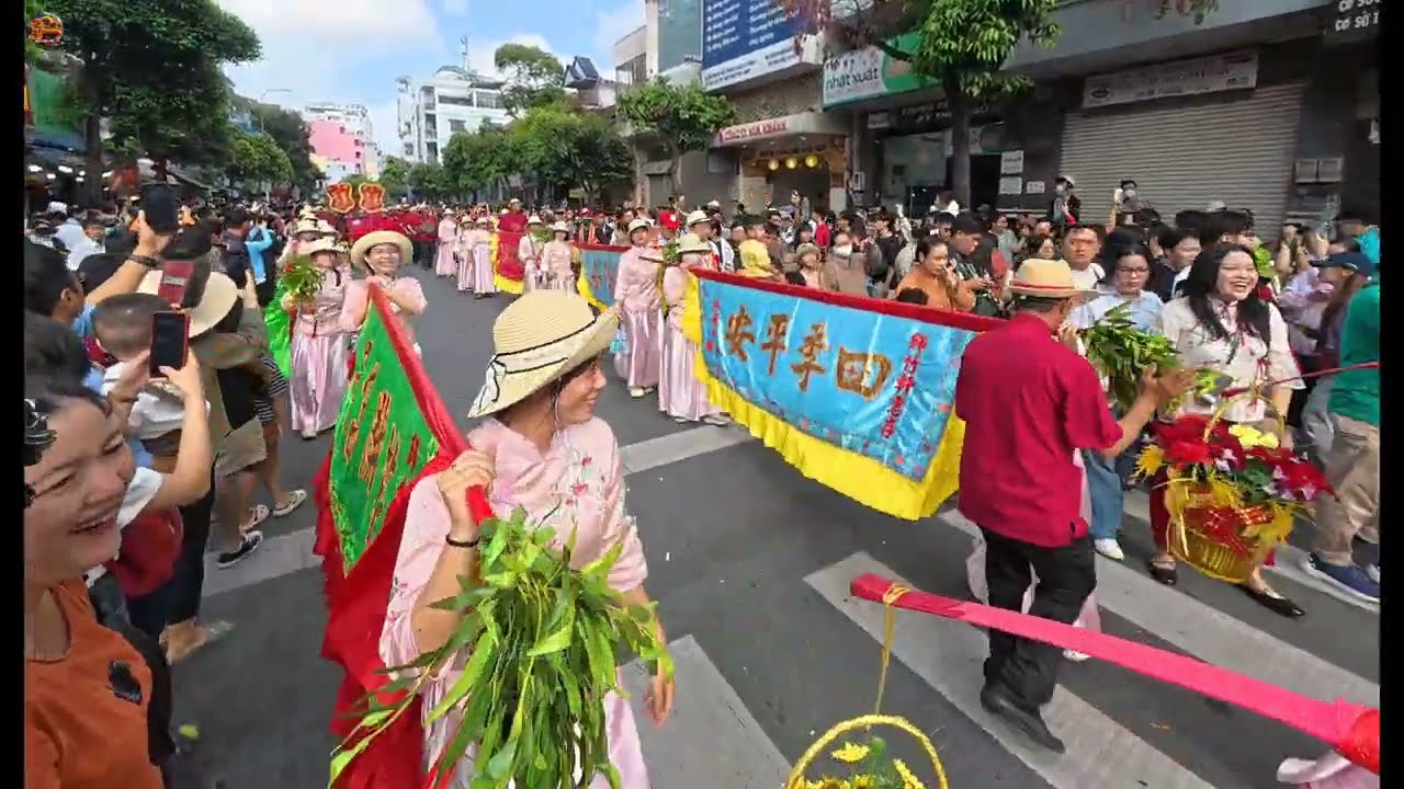 今日义安会馆华人社区隆重举办关圣帝君巡游盛典，游行队伍壮观，表演精彩，街道热闹喧腾，气氛非常热烈