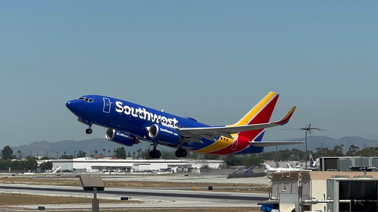 30 Minutes of Beautiful Spotting at Burbank (BUR/KBUR) | Burbank Plane Spotting #11