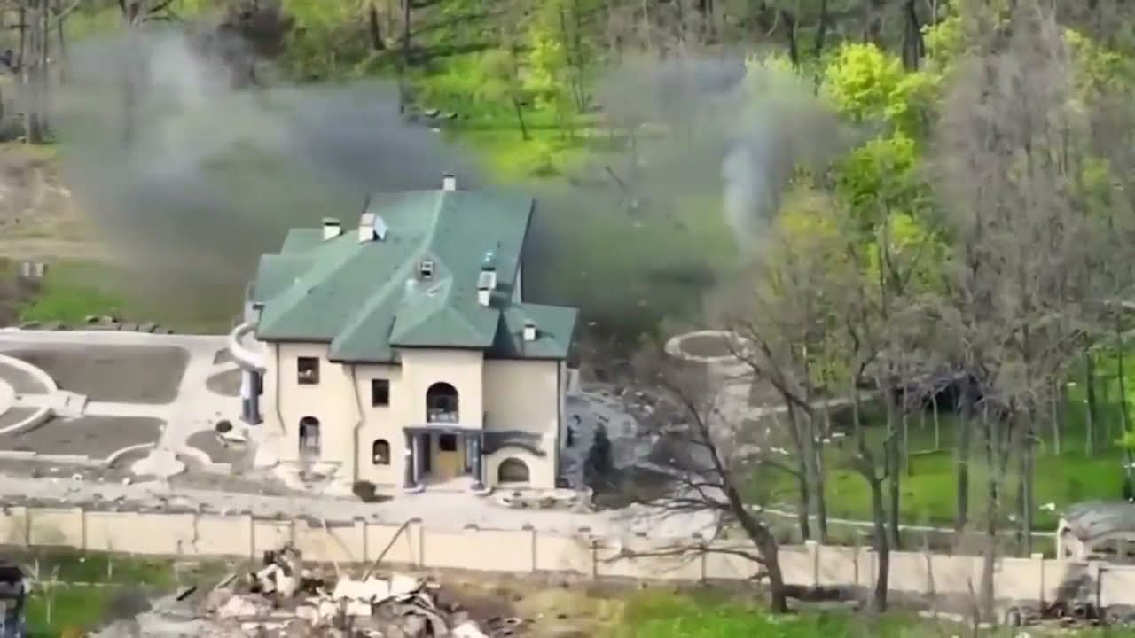 Russian troops firing artillery receiving direct Ukrainian counter battery fire