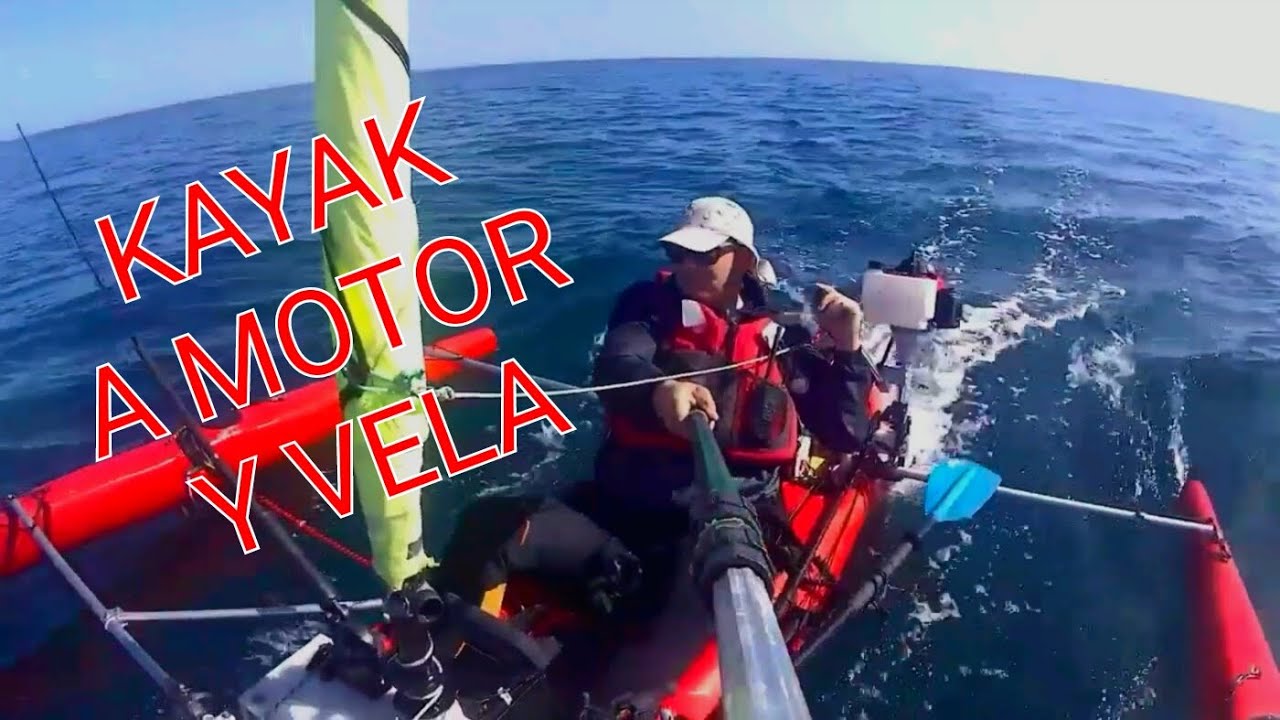Kayak trimaran con motor 2.5 hp Ocean Bay y vela.