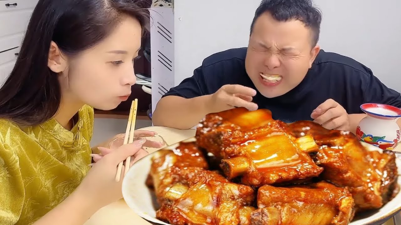 蠢老公心机升级！等我吃饱才端出大肘子？反手就在他鸡蛋里加满芥末，辣哭他！【九零后夫妻】