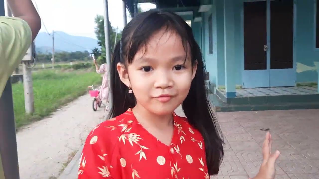 Mẹ  dẫn  hai anh em ra đồng  chơi