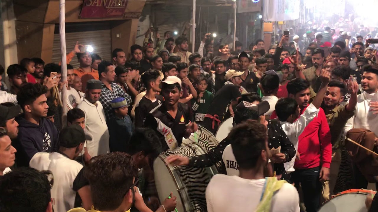 🔥white tiger Mumbai dhol👑Mumbai chi Awaz at Dongri sandal 2019 salami at dargah 👑full bass
