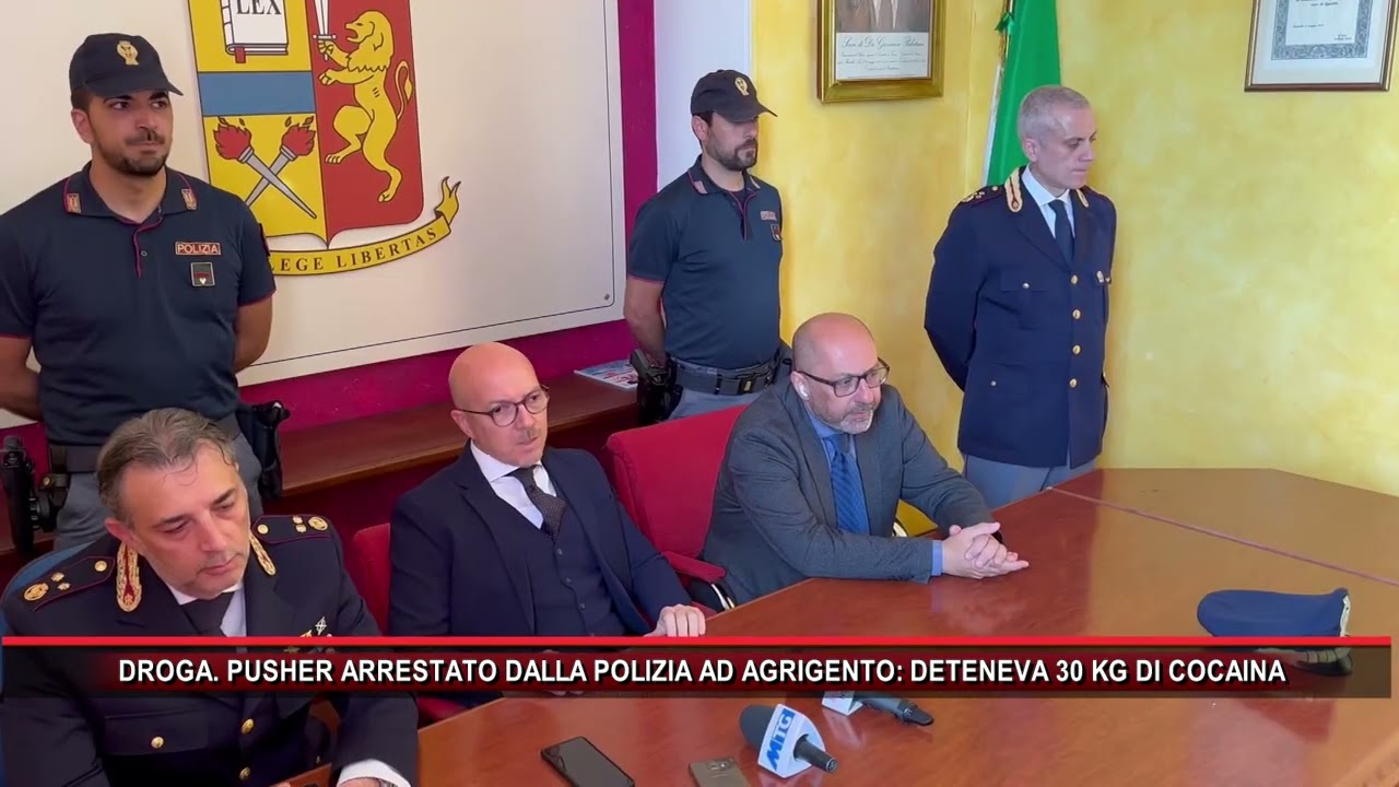 DROGA  PUSHER ARRESTATO DALLA POLIZIA AD AGRIGENTO, DETENEVA 30 KG DI COCAINA