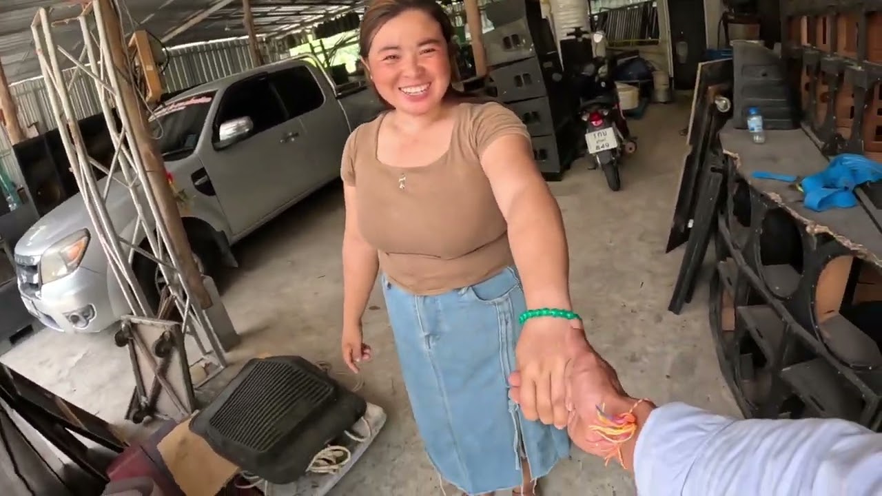 พาสาวลาวมาดู ร้านเครื่องเสียงมือสอง ของจังหวัดสุรินทร์