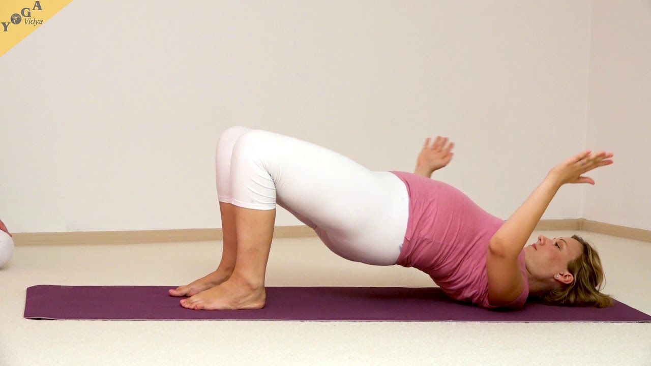 Schulterbrücke in Namaste-Haltung - Yoga Asana Lexikon