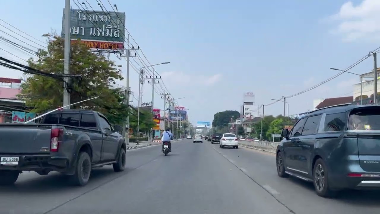 ขับรถไปตาม ถ.มหิดล เมืองเชียงใหม่ จากทางต่างระดับแยกดอนจั่น ถึงสนามบิน