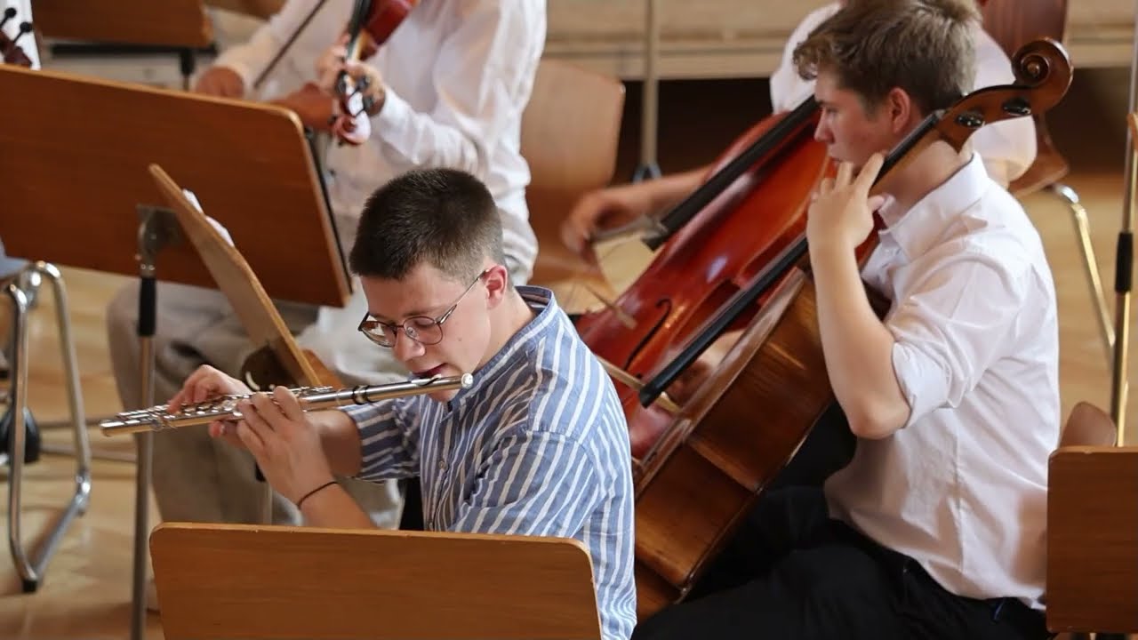 J. S. Bach: aus der Orchestersuite Nr. 2 h-Moll: Bourée I/II  -  Menuet  -  Badinerie